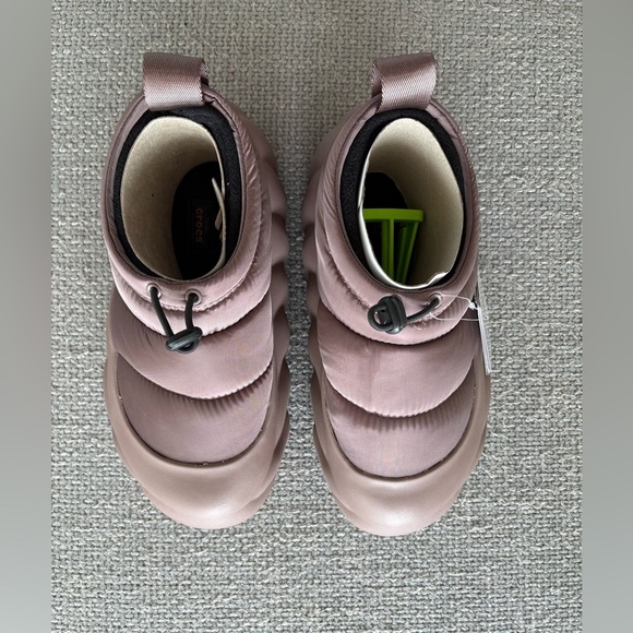 Crocs Quilted Satin Platform Loafers  – Women’s 8 / Men’s 6 – Brand New with Tag - Picture 6 of 16